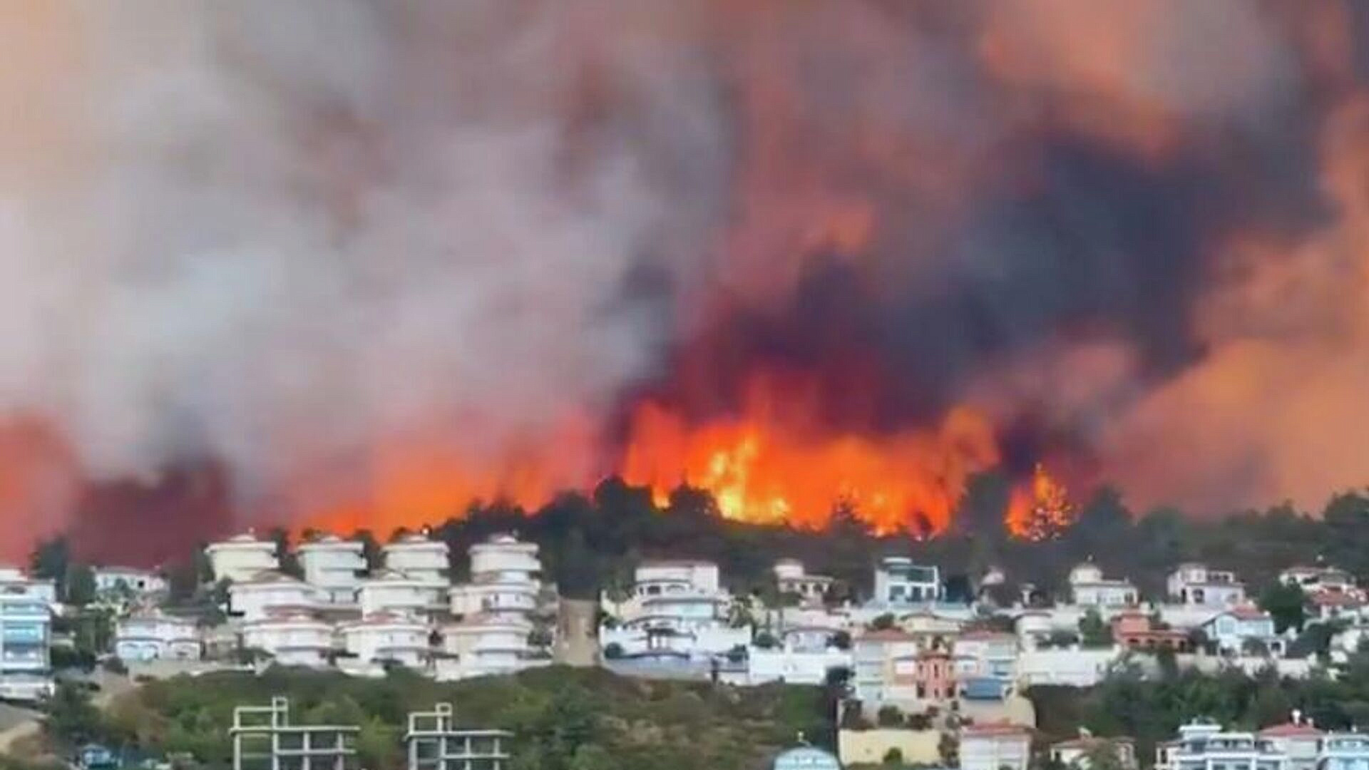 Эвакуированные из-за пожара туристы в Анталье начали возвращаться в номера
