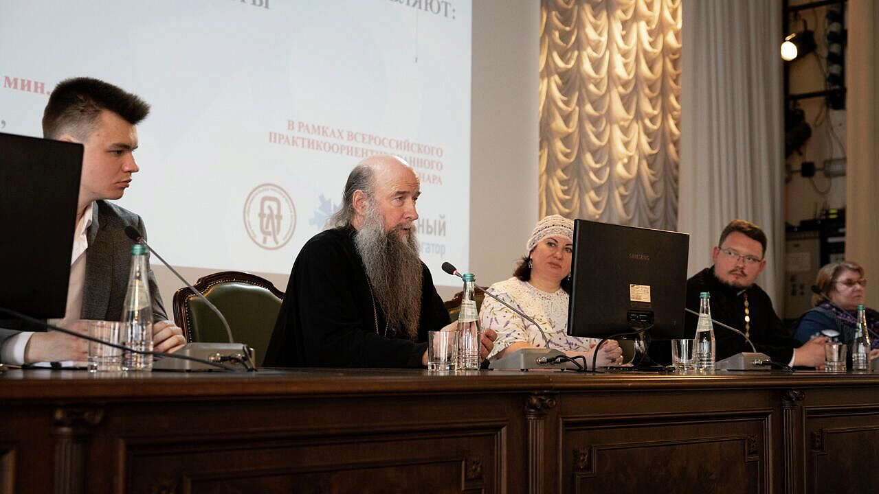 Герои среди нас. Эксперты рассказали, на кого стоит равняться молодежи
