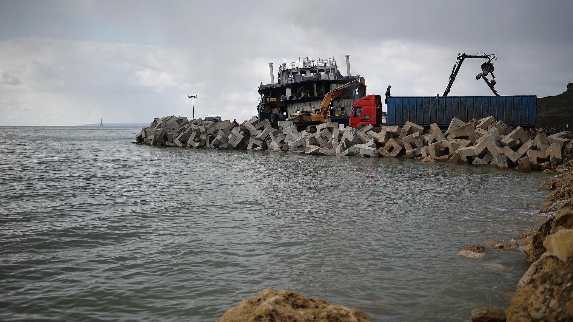 Верхнюю часть кормы танкера "Волгонефть-239" демонтировали