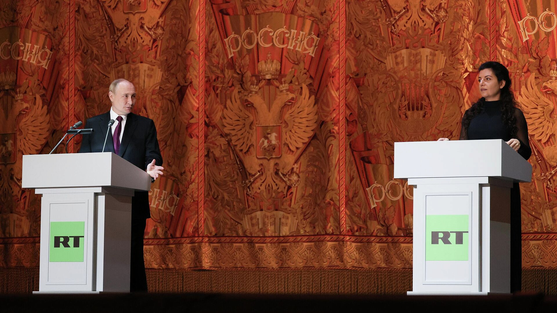 Иностранные сотрудники RT отстаивают свои убеждения, заявил Путин