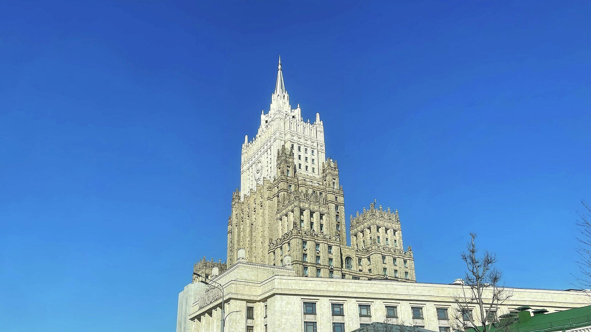 МИД призвал россиян взвешивать риски при планировании поездок за рубеж