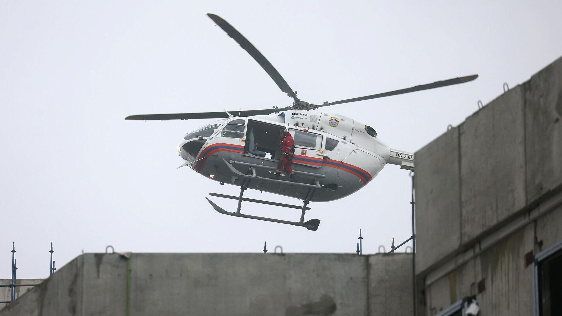 Для тушения пожара на рынке в Новой Москве задействовали вертолеты