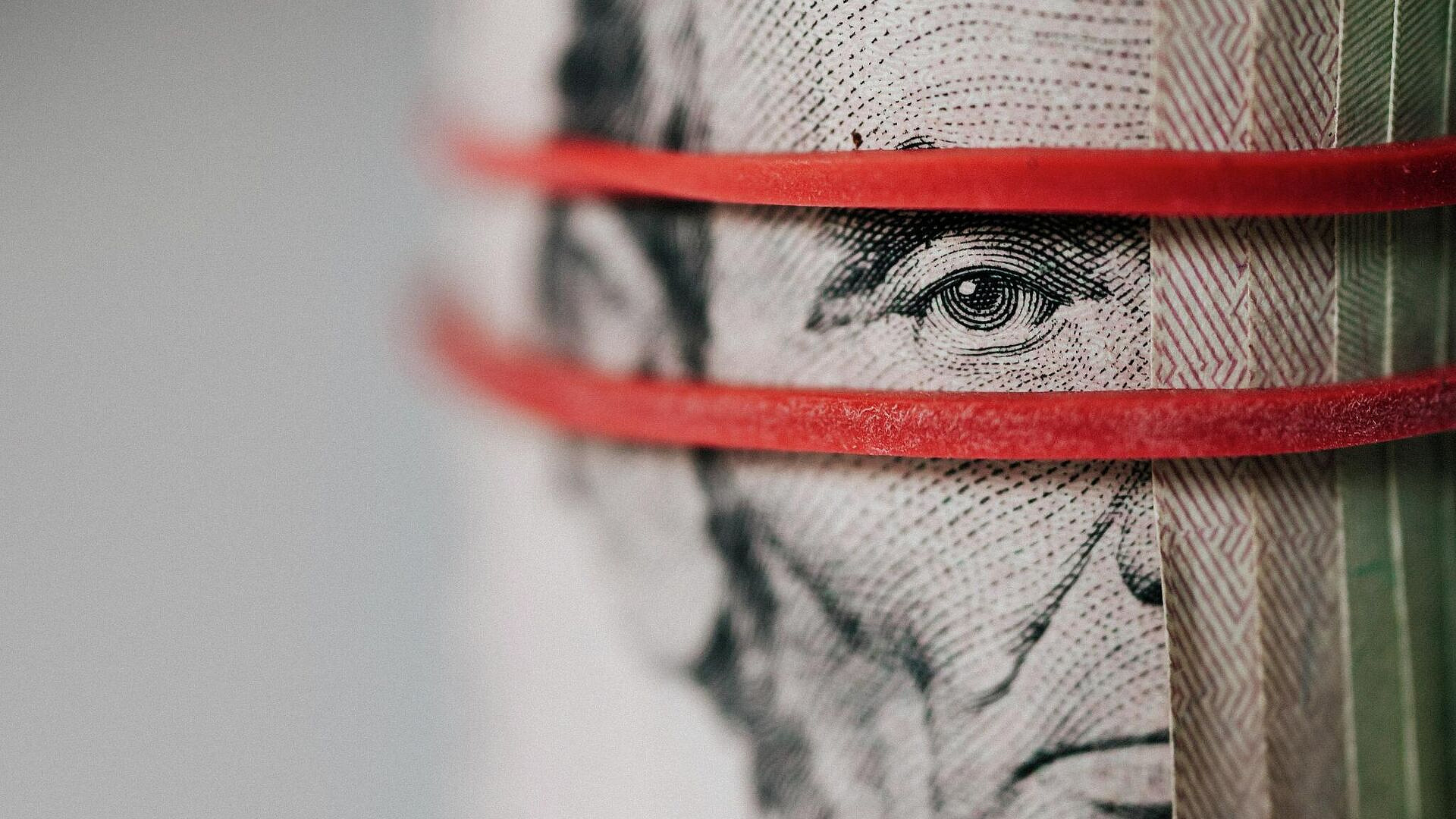 Российским туристам предложили альтернативу "стареющим" долларам