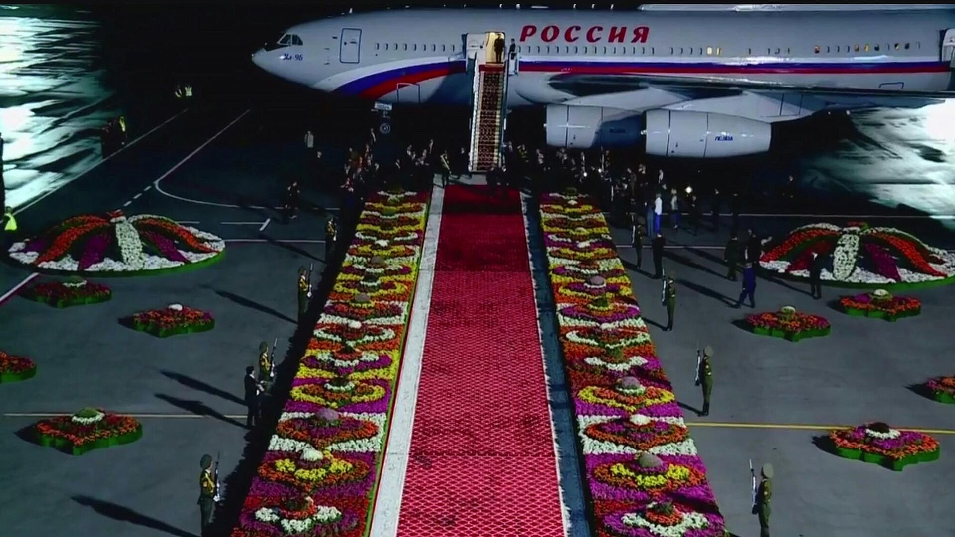 Путин возложил цветы к памятнику Исмоилу Сомони в Душанбе