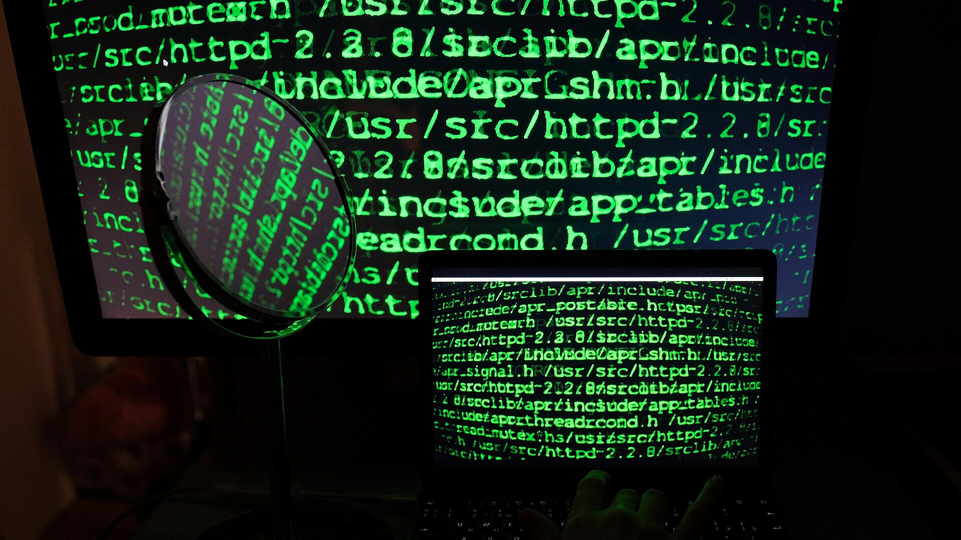 Хакеры используют DDoS-атаки в качестве прикрытия, заявило Минцифры
