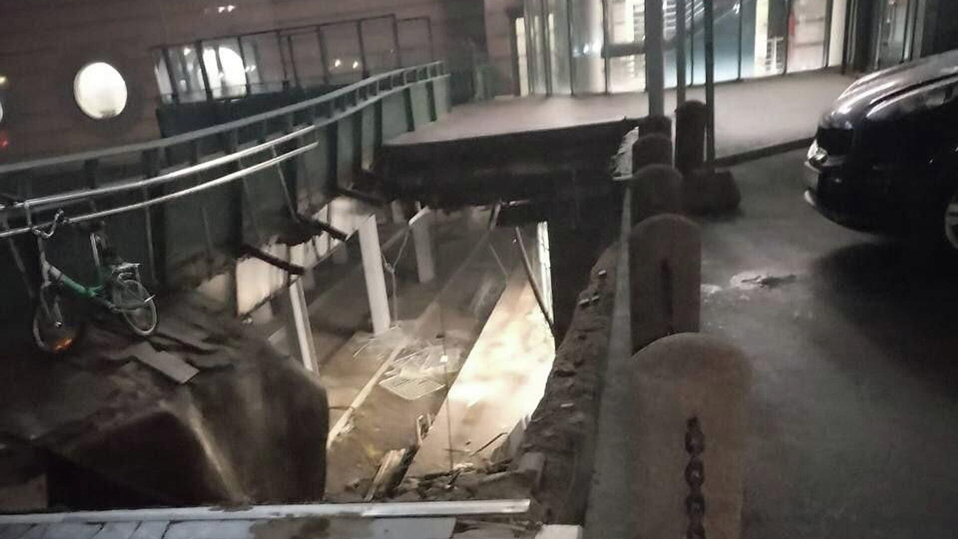 В Петербурге начали проверку после обрушения крыши на платформу вокзала