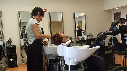 Салоны красоты в России стали чаще закрываться, показало исследование