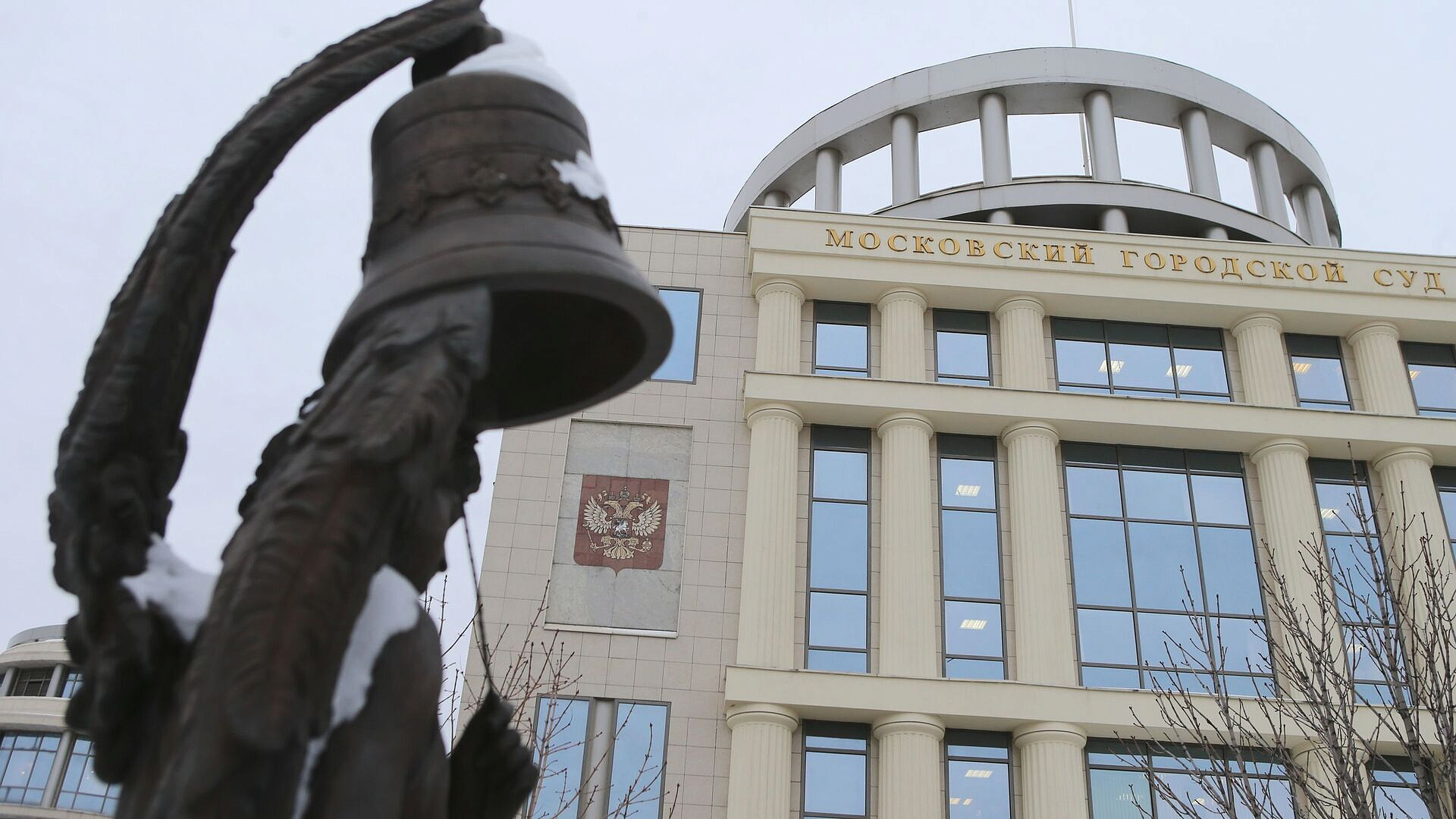 Украинца заочно осудили за нападение на посольство России в Киеве