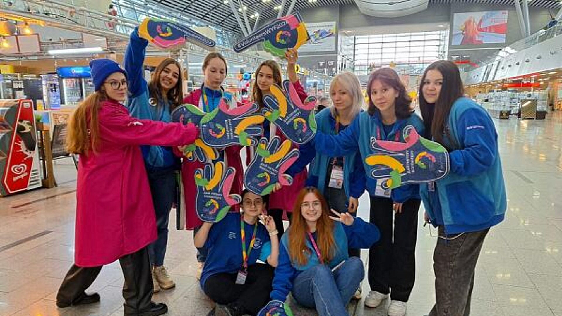 Около 150 волонтеров провожают гостей Всемирного фестиваля молодежи