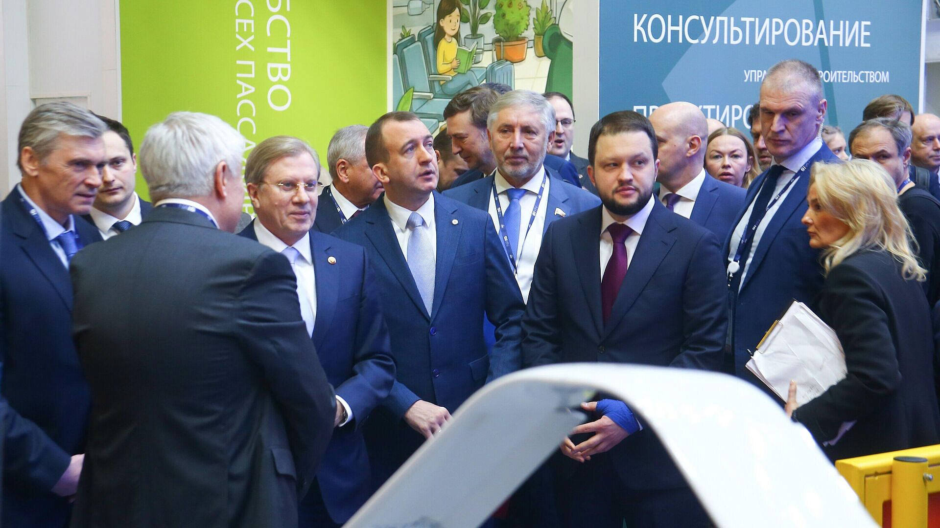 Глава Росавиации пошутил, что повредил руку в споре с гендиректором ОАК