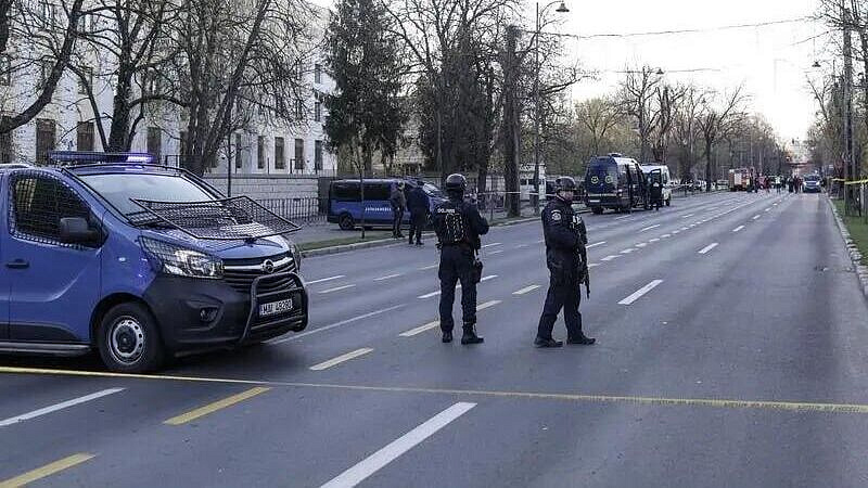 Сотрудники посольства в Румынии не пострадали при попытке наезда