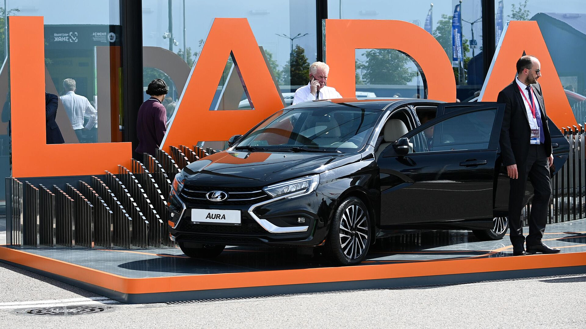 "АвтоВАЗ" уточнил прогноз по продажам автомобилей Lada в июне