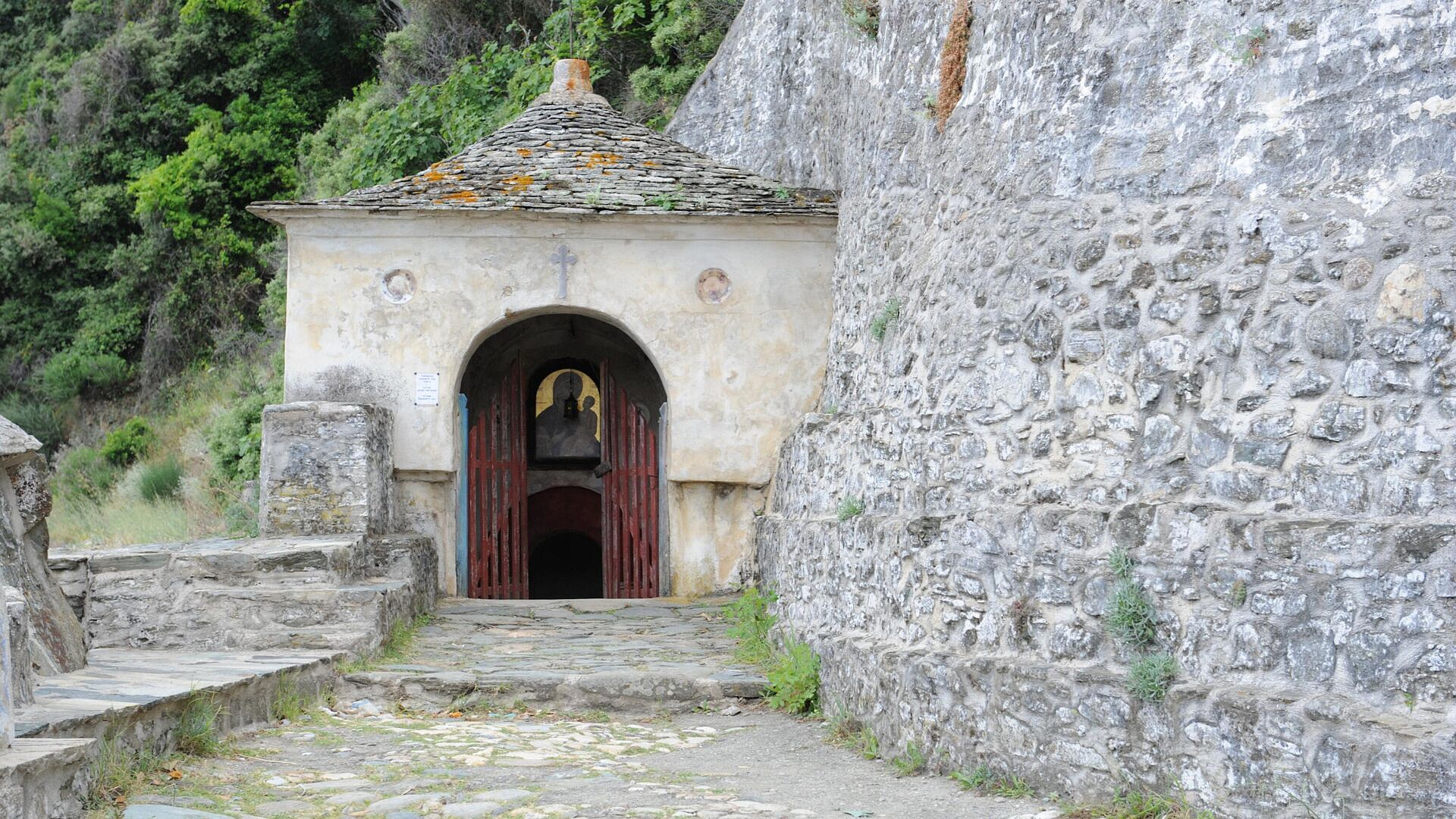 Землетрясение в Греции повредило здания монастырей на горе Афон, пишут СМИ