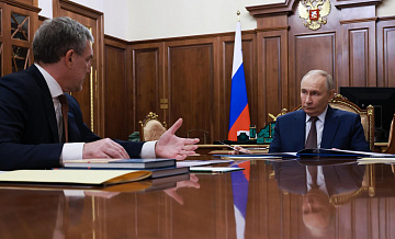 Губернатор Приамурья принес Путину книгу о советских разведчиках