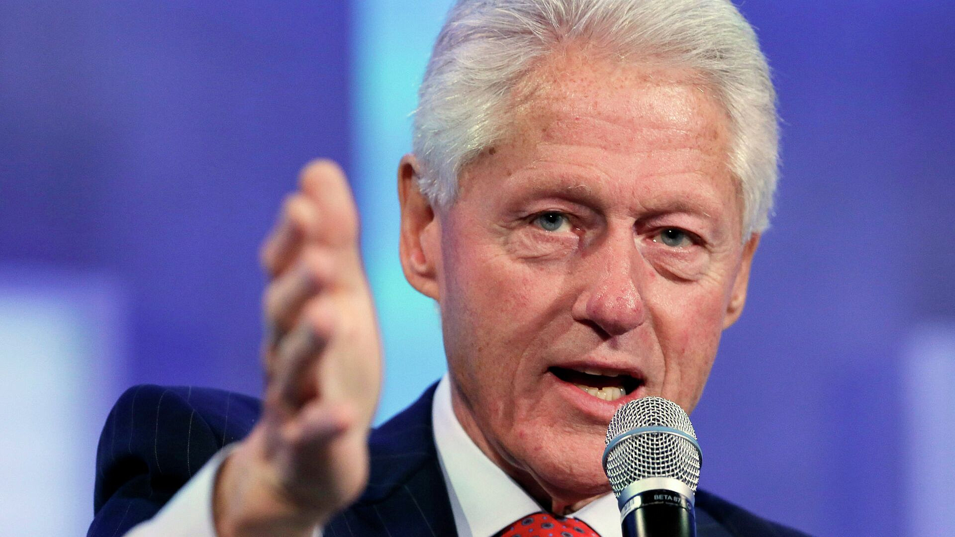 Клинтон заявил, что никогда не видел преступлений Эпштейна