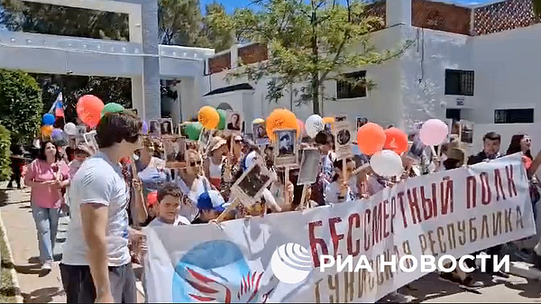 В Тунисе на акции "Бессмертный полк" пронесли частицу Вечного огня