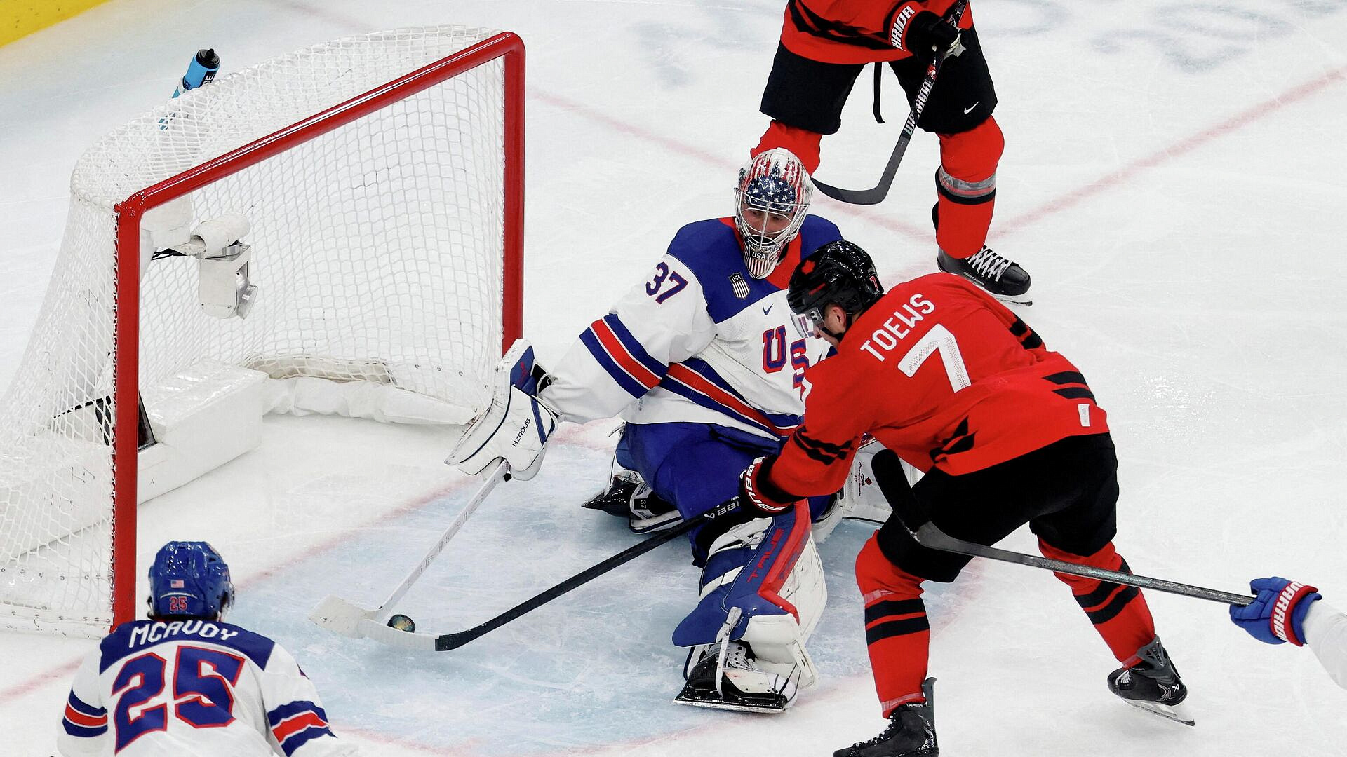 Сборная США по хоккею после победы на ОИ почтила память погибшего Годро