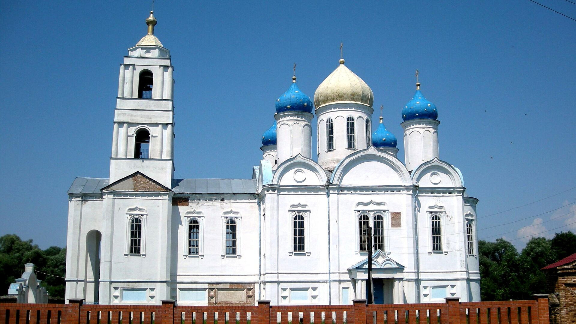 Священники эвакуировали из храма в Курской области старинные иконы