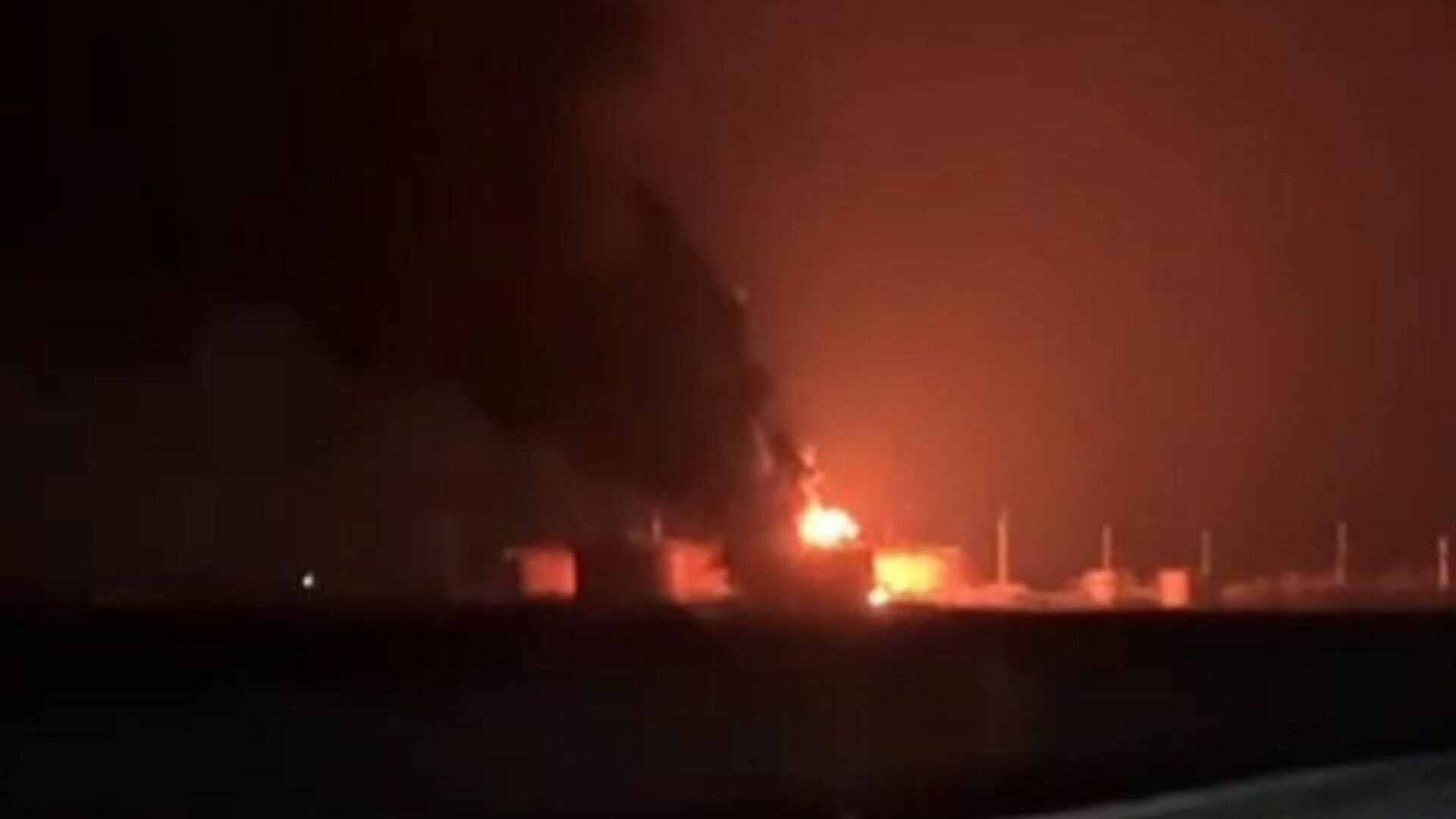 К тушению пожара на нефтебазе на Кубани привлекли два пожарных поезда