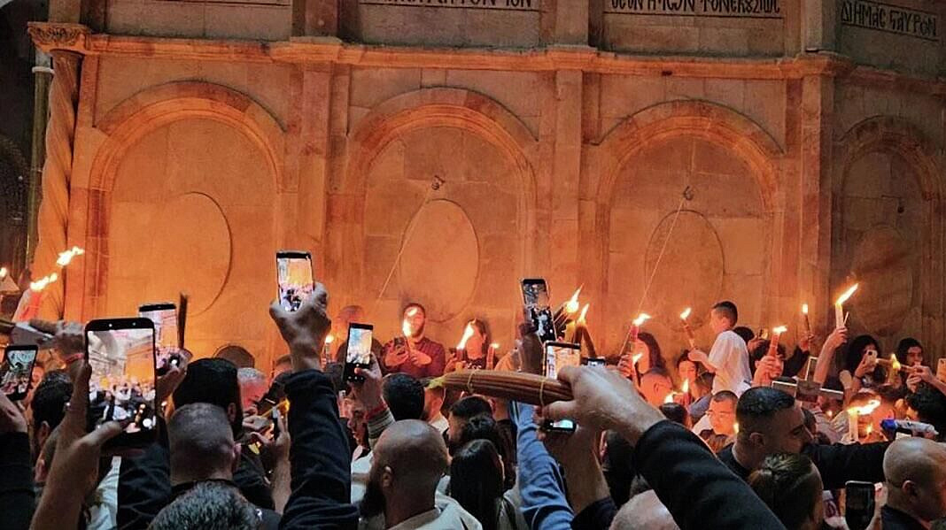 Благодатный огонь доставили в русскую обитель в Иерусалиме