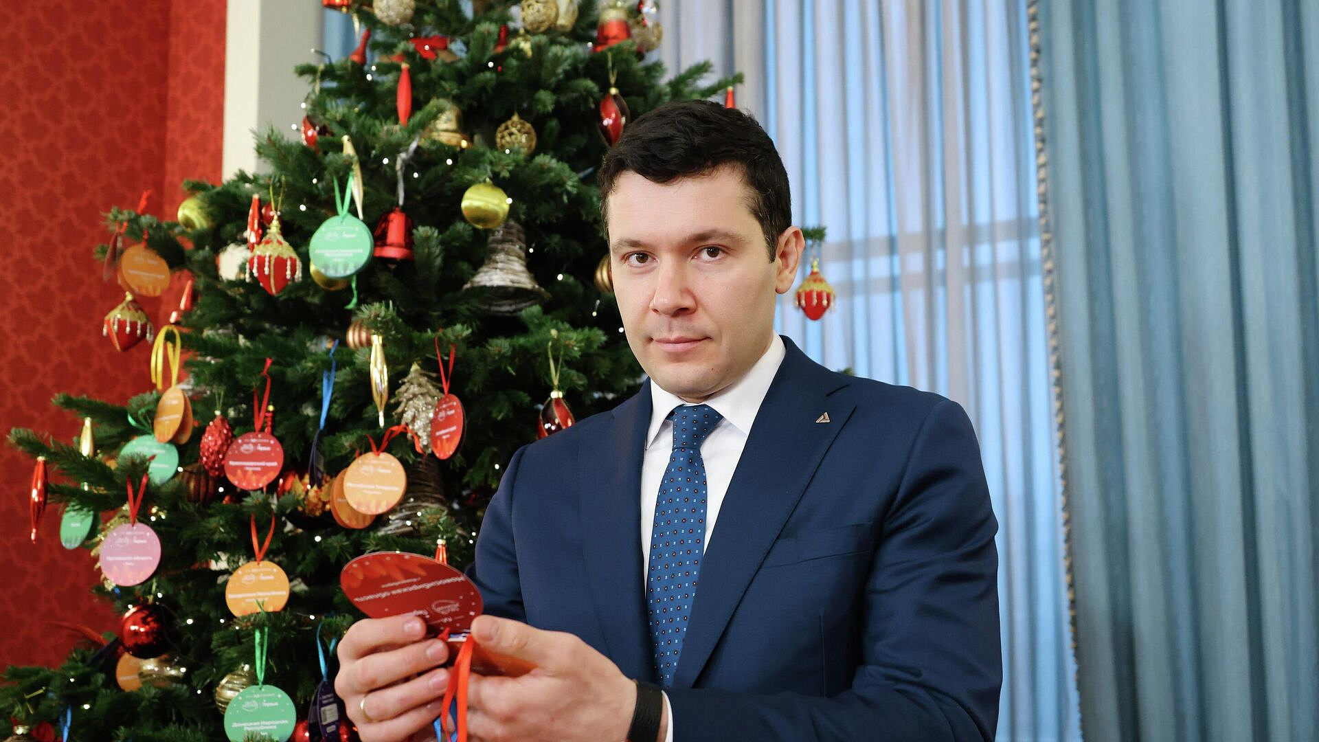 Алиханов исполнил мечту шестилетнего мальчика в рамках "Елки желаний"