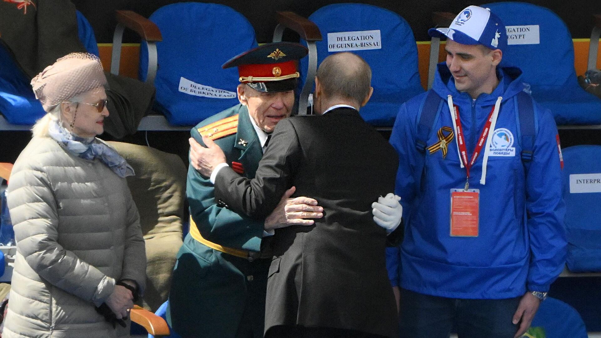 Ветеран, которого обнял Путин, планирует посетить парад в Москве