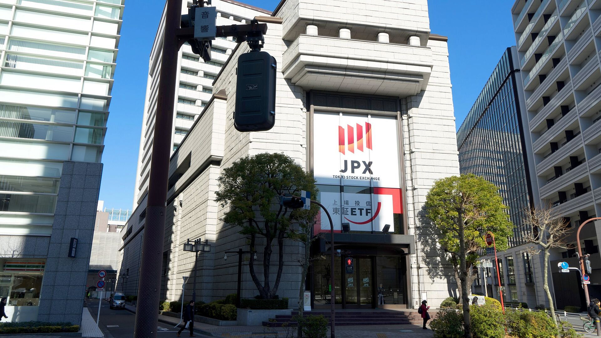 Индекс Nikkei на Токийской бирже поднялся выше отметки в 56 тысяч пунктов