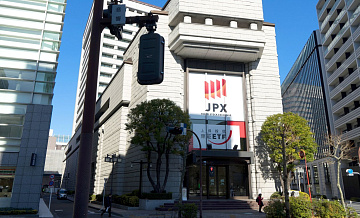 Индекс Nikkei на Токийской бирже поднялся выше отметки в 56 тысяч пунктов