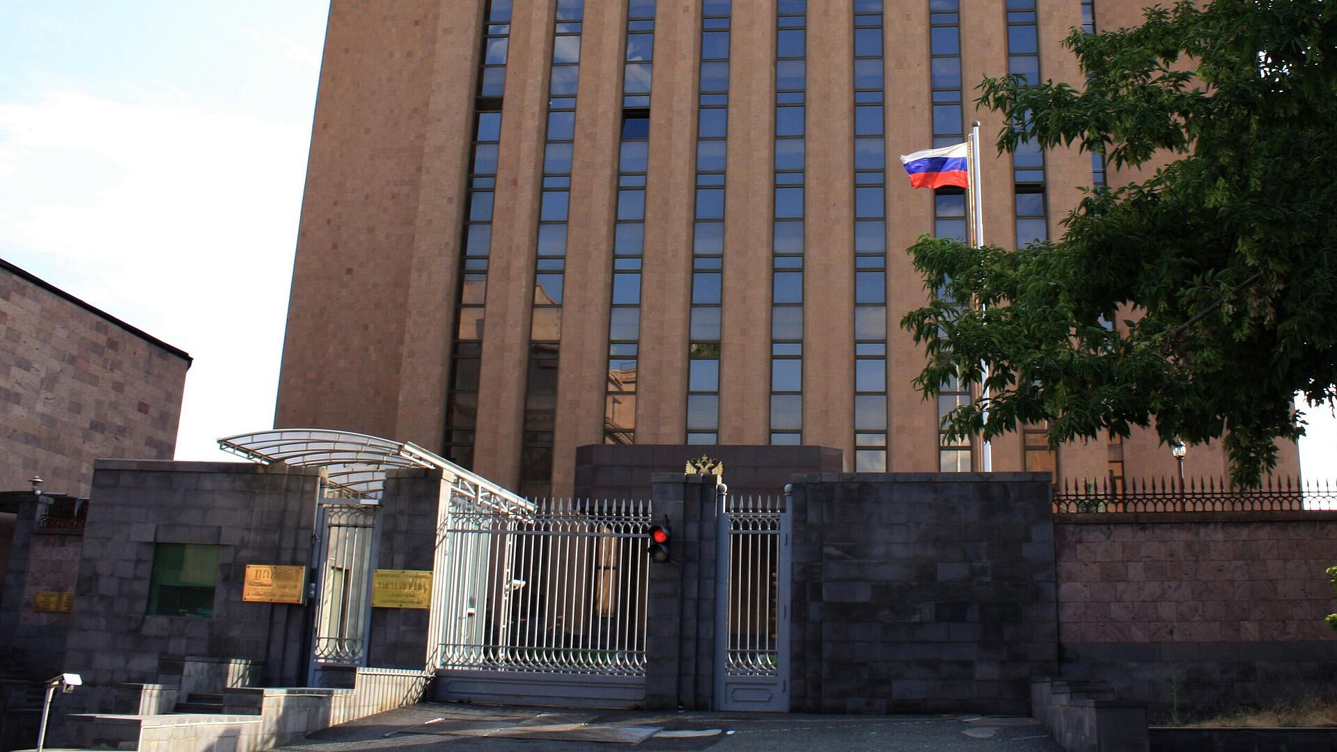 Число 81 зажгли на фасаде посольства России в Армении