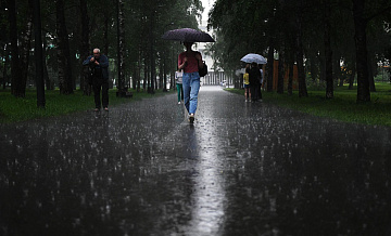 В Москве в ближайшие часы ожидаются дождь, гроза и усиление ветра