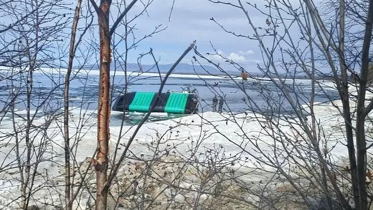 В перевернувшейся на Байкале лодке находились 18 человек