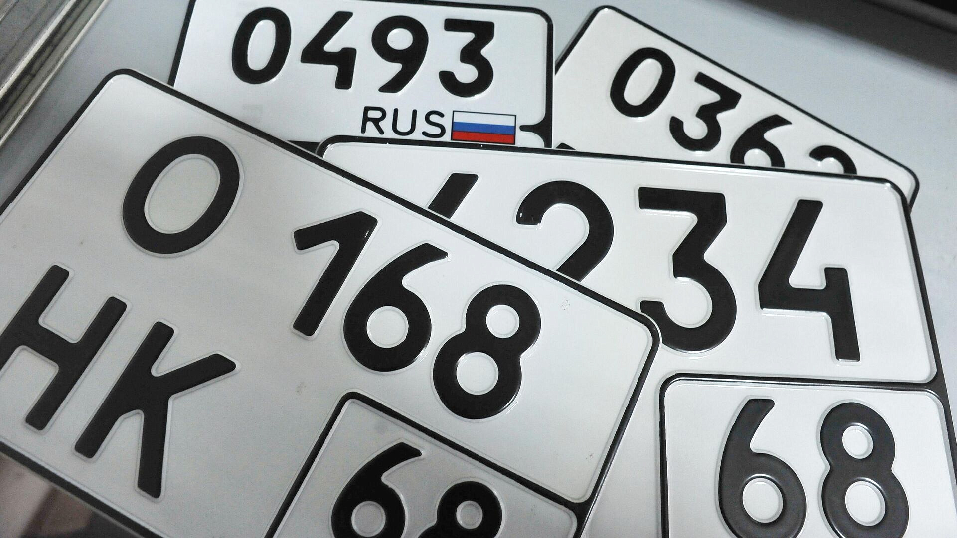 В Госдуме предложили бесплатно заменять нестандартные номера машин