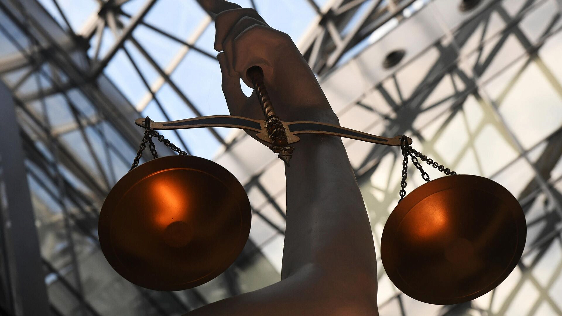 Суд оправдал саратовца по делу о переломе руки при армрестлинге