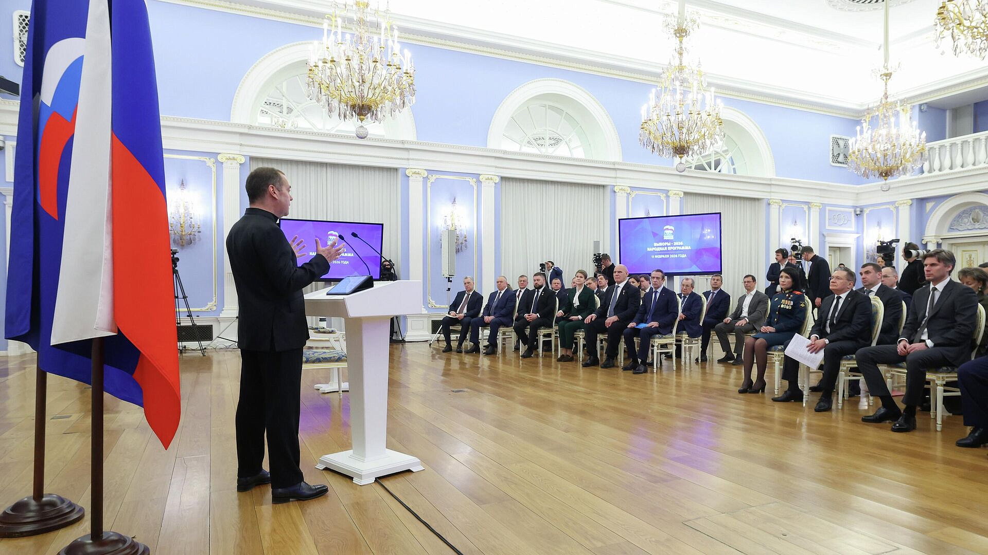 Съезд "Единой России" в августе пройдет в три этапа, заявил Медведев