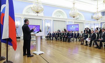 Съезд "Единой России" в августе пройдет в три этапа, заявил Медведев