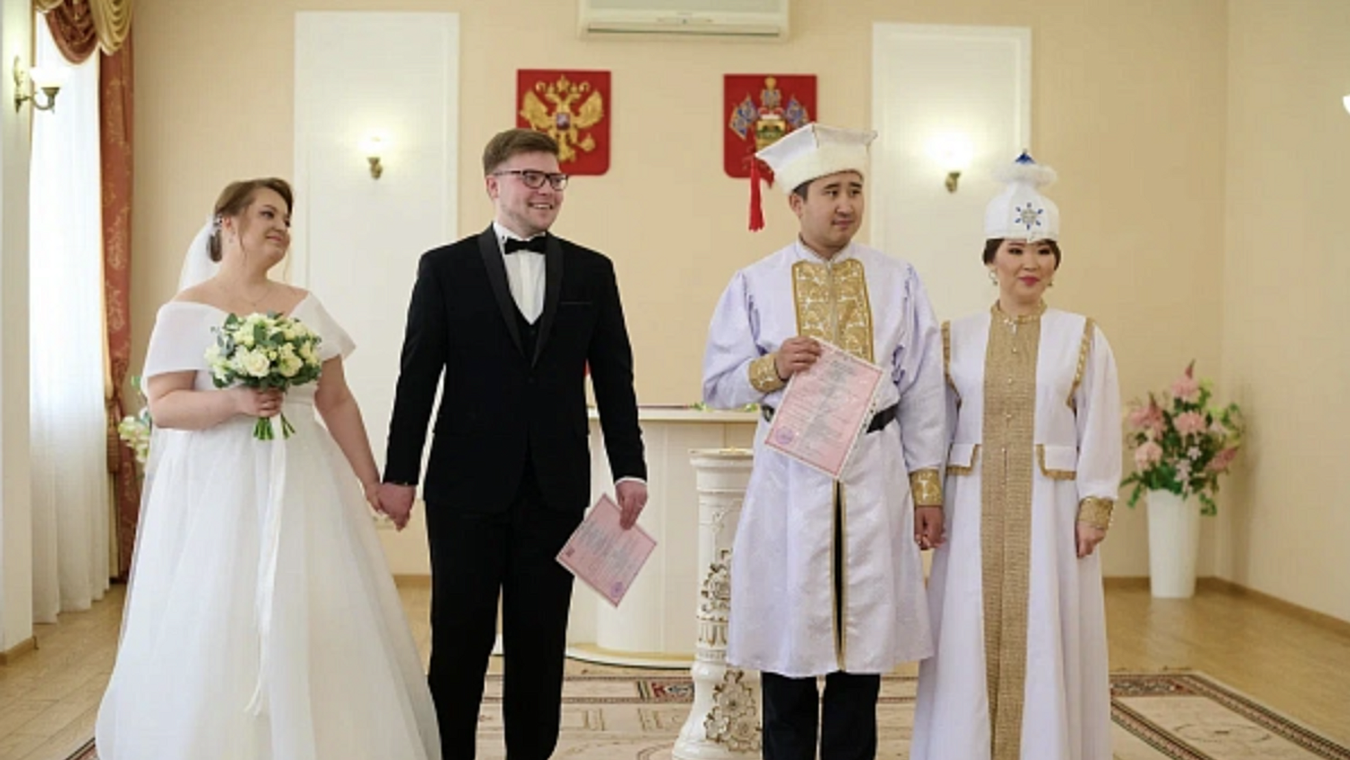 Участники Всемирного фестиваля молодежи сыграли две свадьбы 