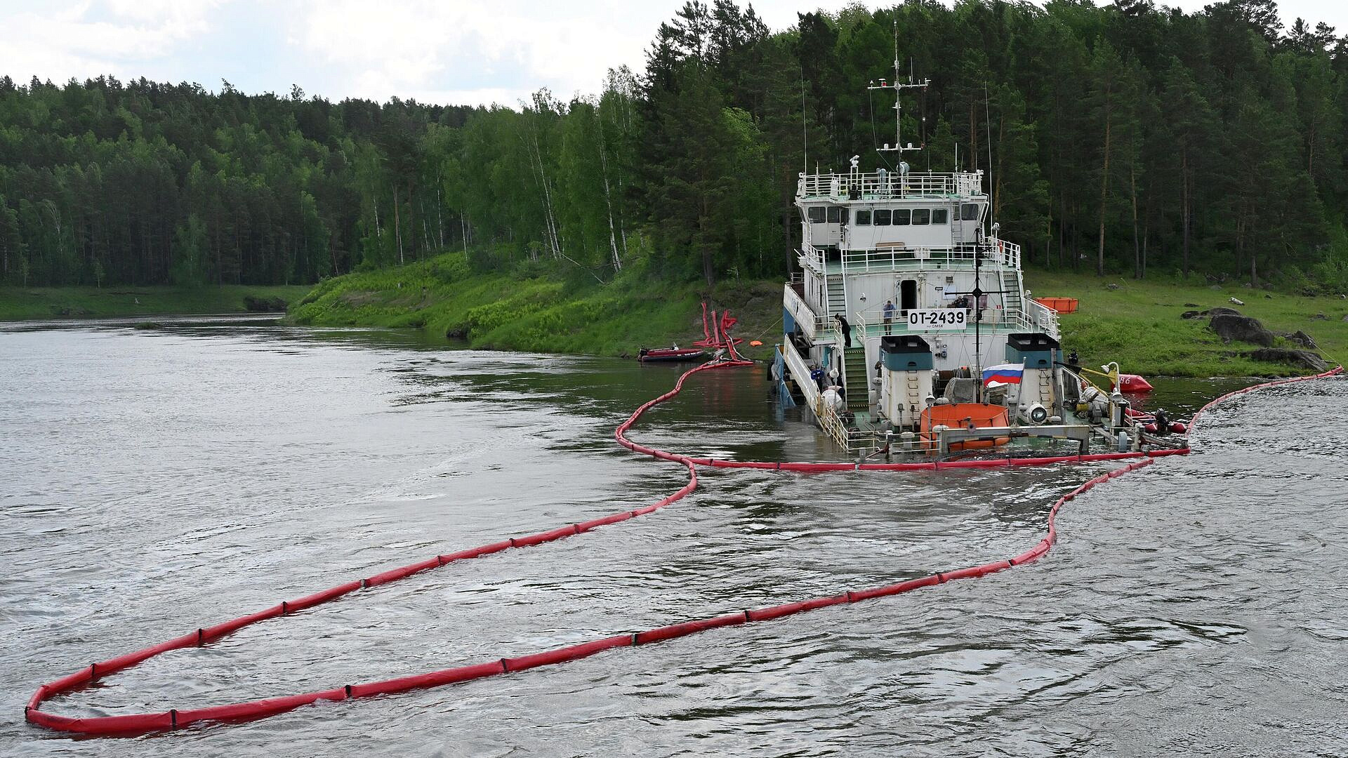Специалисты восстановили плавучесть судна, получившего пробоины на Енисее