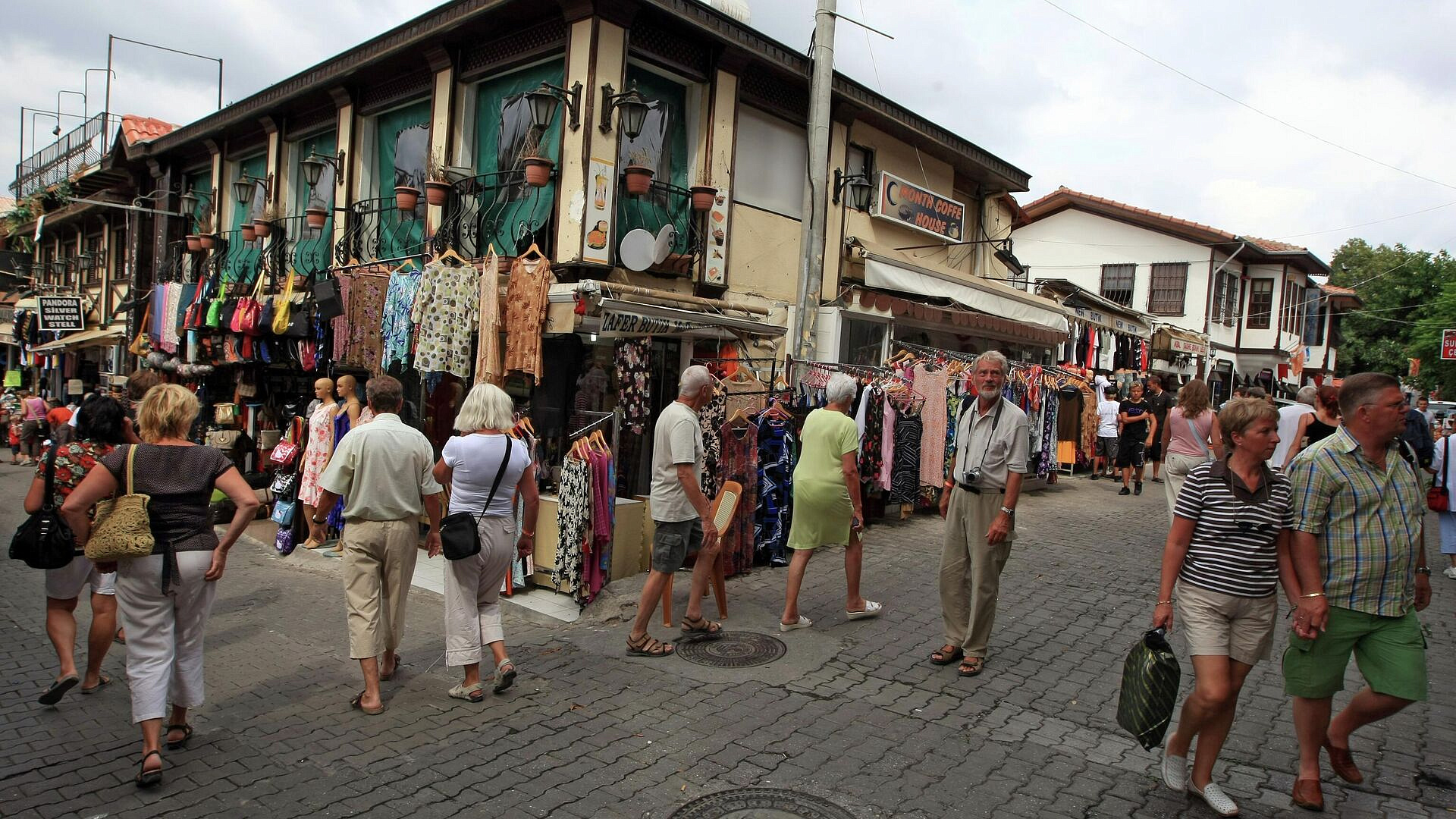 Косметолог предупредила россиян об опасности татуировок в турецких отелях