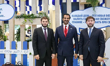 Министр экономики ОАЭ посетил кафе "Простоквашино" на ПМЭФ-2025