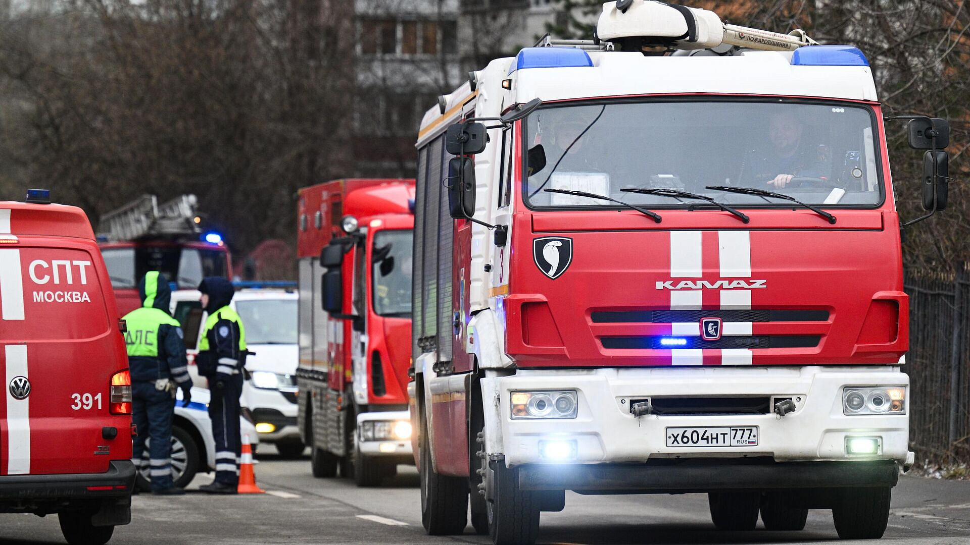 В округе в Москве пожар вспыхнул в доме и бане