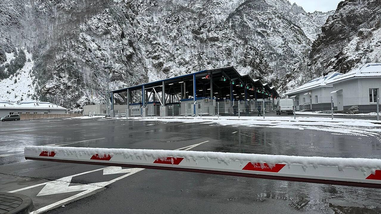 На границе с Грузией приостановили движение грузовиков