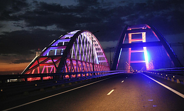 У Крымского моста после перекрытия скопилось более 700 автомобилей