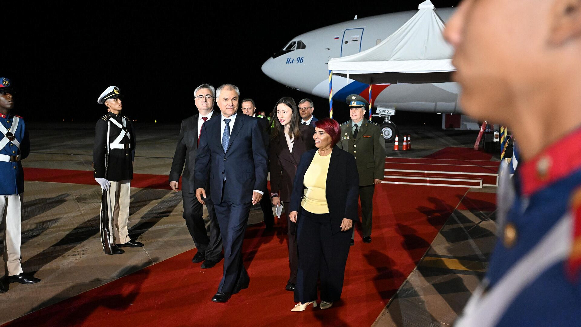 Володин передал Мадуро поздравления Путина со вступлением в должность