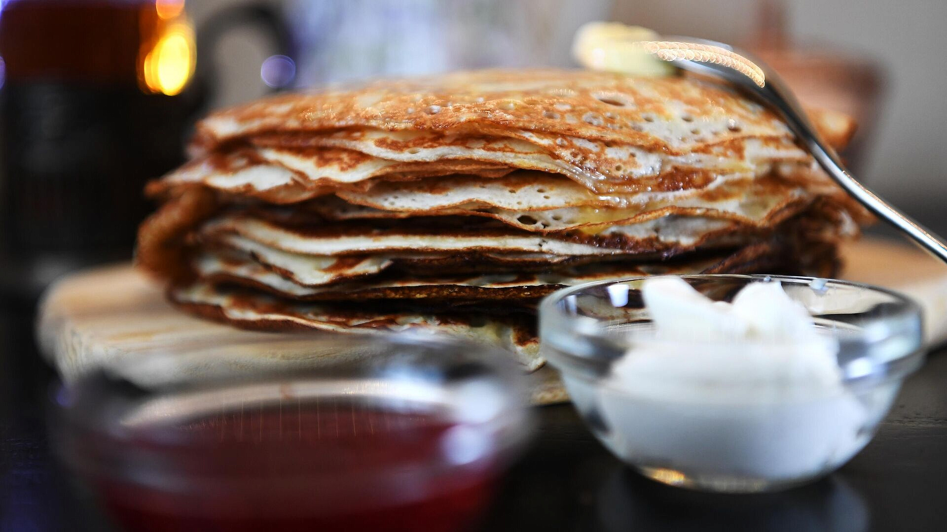 Повара поделились необычными рецептами приготовления блинов 