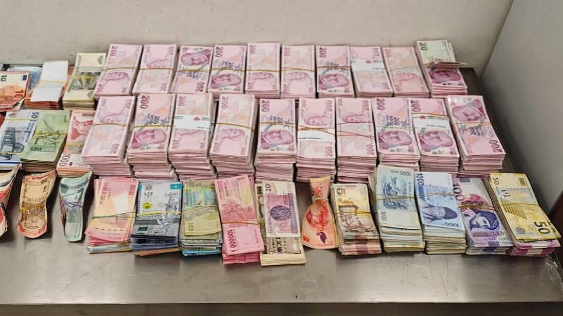 Россиянин пытался ввезти валюту более чем на 110 тысяч долларов