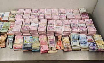 Россиянин пытался ввезти валюту более чем на 110 тысяч долларов