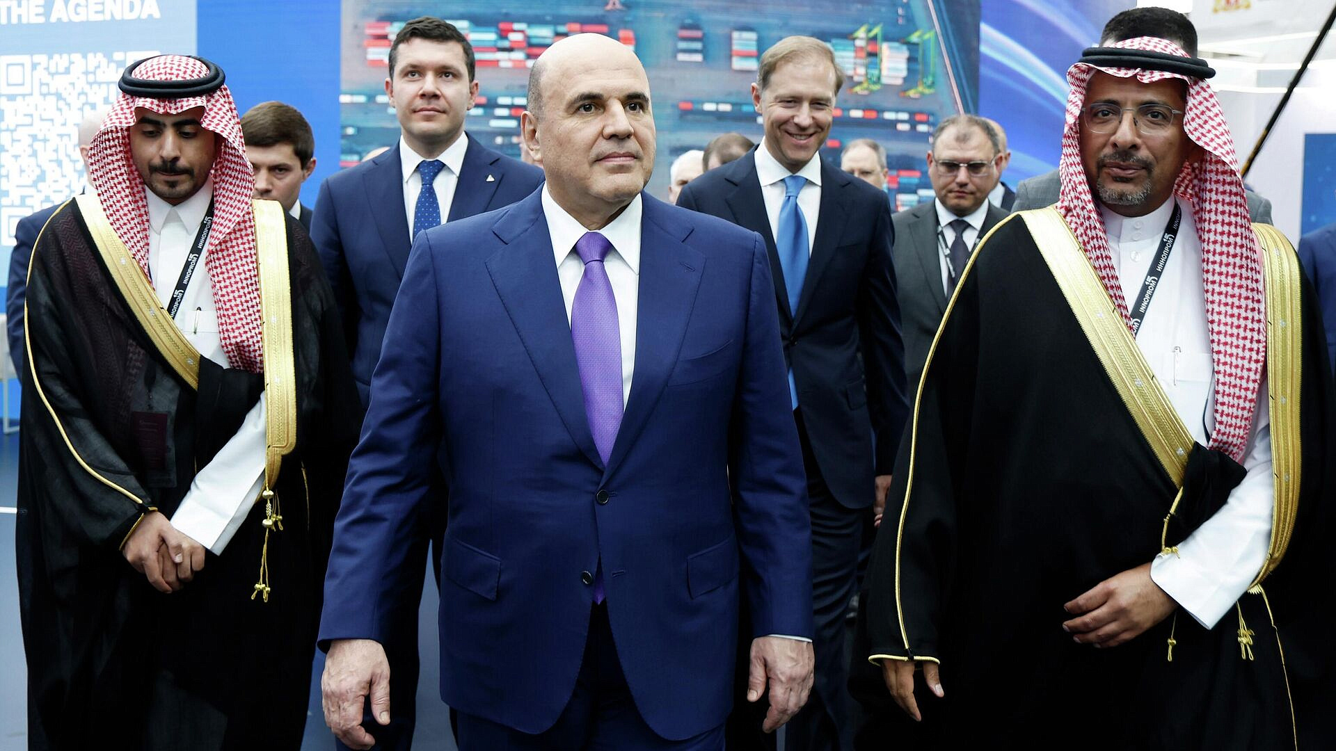 Мишустину показали отечественный ратрак для уборки снега на курортах