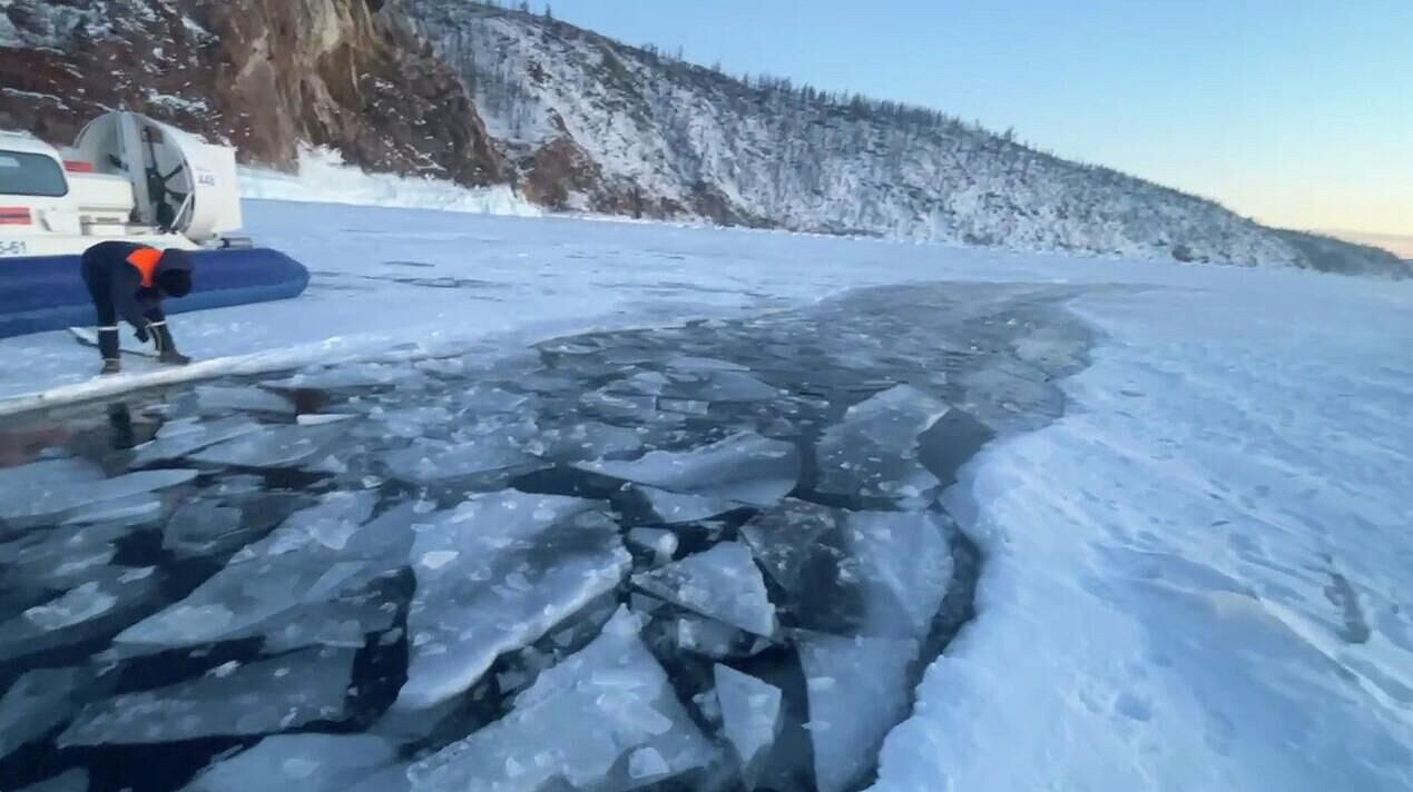 Со дна Байкала подняли тела водителя утонувшего УАЗа и семи граждан КНР