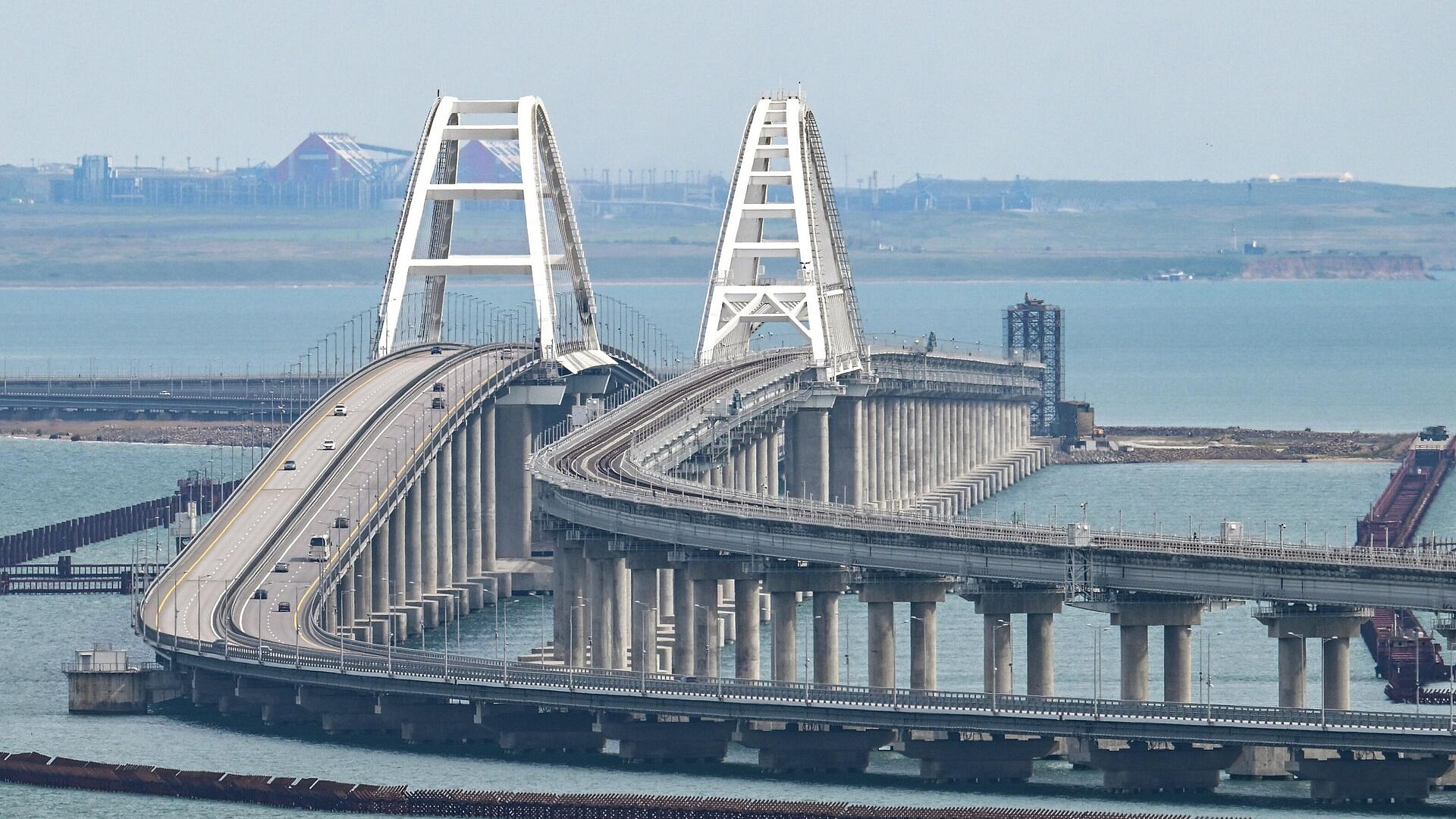 Движение по Крымскому мосту временно перекрыто