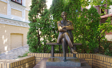 Украинский комик пошутил про снос памятника Булгакову и получил угрозы